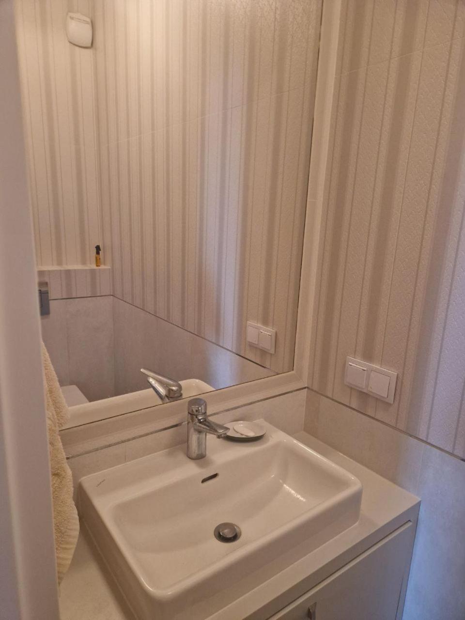 Chopin Airport Apartments ワルシャワ エクステリア 写真